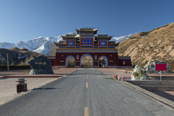 中国甘肃张掖苏南马地寺风景名胜区大门图片下载