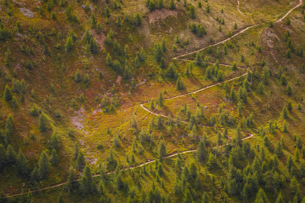 从瑞士Muottas Muragl到恩加丁的徒步小路图片下载