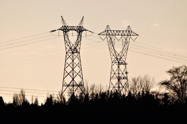 高压电塔以五彩缤纷的日落天空为背景图片下载