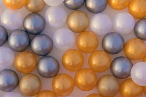 特写的塑料玩具彩色球在操场上的孩子图片下载