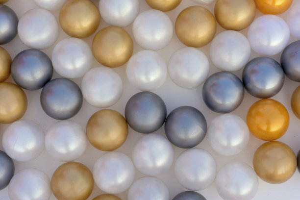 特写的塑料玩具彩色球在操场上的孩子图片下载