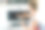 女人把蛋糕从烤箱里拿出来图片下载