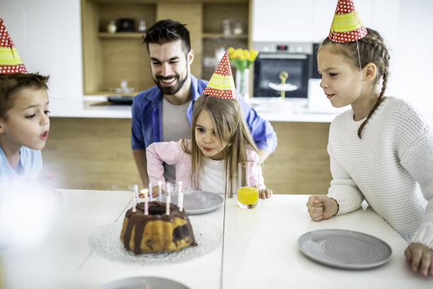家庭庆祝生日在家库存照片图片下载