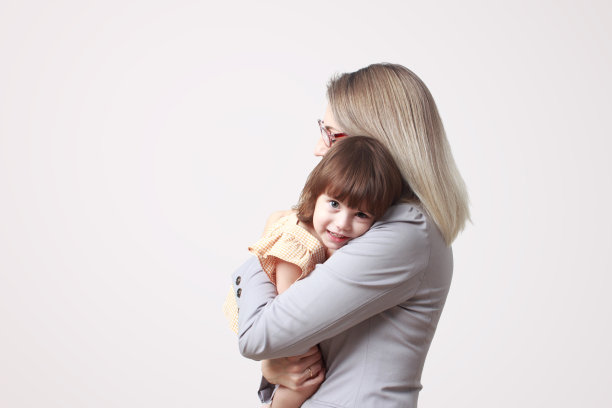 商业女性母亲，父母的概念。保持工作与生活、事业与家庭的平衡图片下载