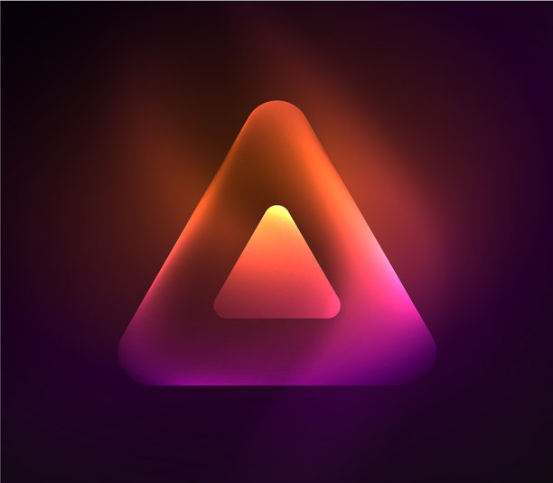 在黑暗的空间里发光的玻璃三角形图片下载
