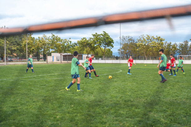 少年足球运动员进行练习比赛图片下载