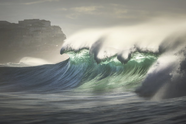 日出时溅起的浪花图片下载