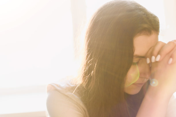 可爱的漂亮女孩合拢双手祈祷。女人向上帝求助图片下载