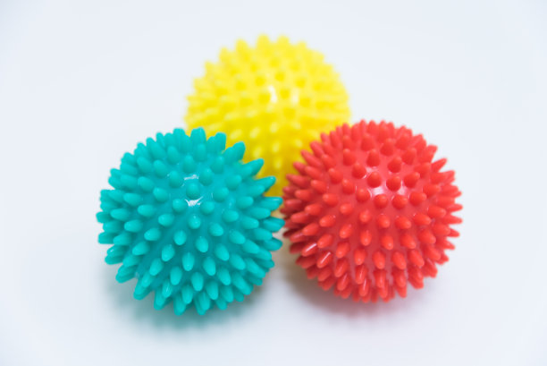 不同颜色的按摩球照片。协会与冠状病毒。的概念。适应、突变和变异性图片下载