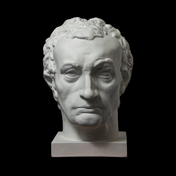 古雕像加塔梅拉塔的石膏复制品，伊拉斯莫迪纳尔尼，头部孤立在黑色背景上。石膏雕塑人的脸。图片下载