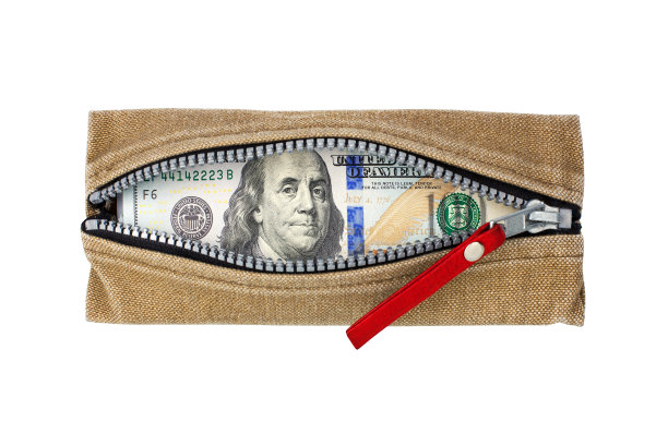 100美元纸币在打开钱包与拉链上的白色背景孤立近距离俯瞰，100美元纸币在钱包与拉链，现金纸币在自封袋，钱袋图片下载