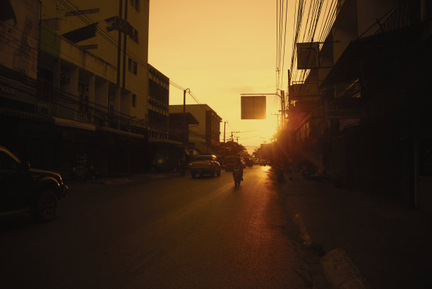 亚洲泰国曼谷街头的日落。图片下载
