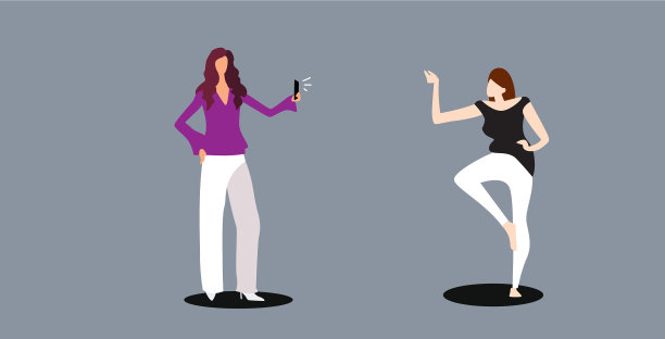 女孩用智能手机拍照图片下载