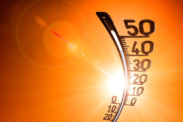灼热的太阳在橙色的天空和温度计图片下载
