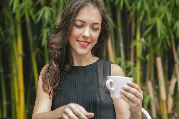年轻的法国女人在餐厅喝咖啡图片下载