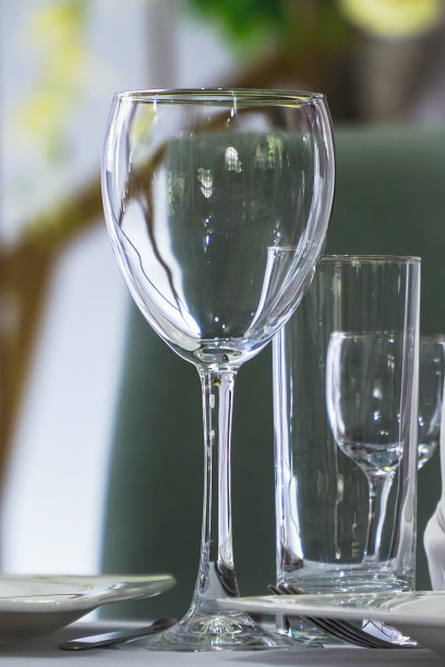 咖啡馆或餐厅桌上的空酒杯图片下载