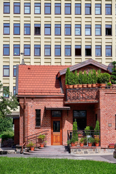 圣西门教堂和圣赫勒拿教堂的侧翼，这是一座现代建筑的立面背景。图片下载