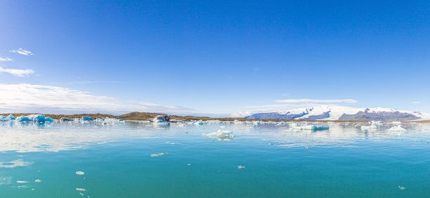 乔库拉森冰川泻湖的夏季全景照片和漂浮的冰山图片下载