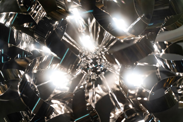 银和铜金属弯曲缎带吊灯特写。现代金属灯罩。黑色和白色抽象纹理背景。文摘.Futuristic背景。室内装饰。图片下载