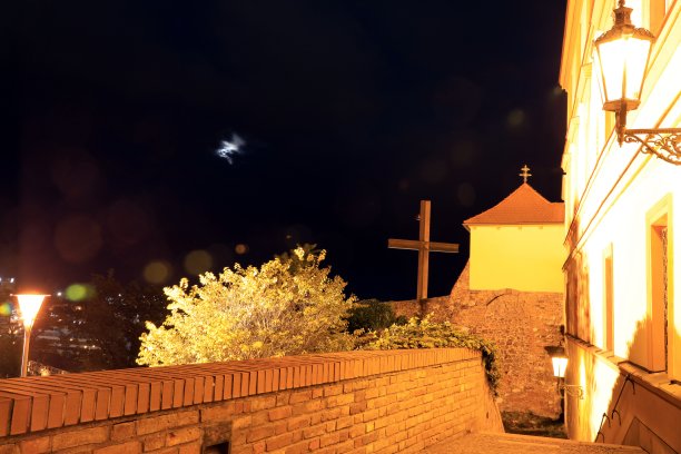 捷克布尔诺夜晚的经典老街。布尔诺是欧洲人口最多的大都市之一图片下载