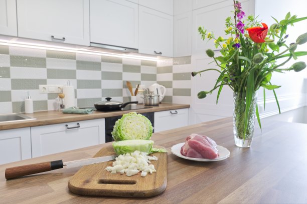 在家做饭，肉、洋葱、卷心菜放在切菜板上用刀切图片下载