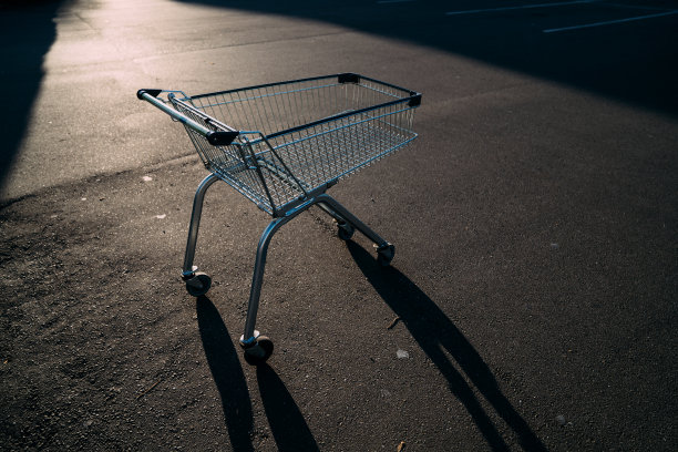 日落时分，有轨电车停在街上的停车场上。图片下载