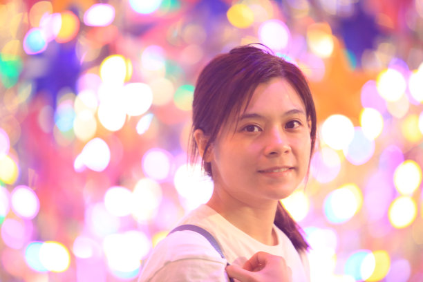 女孩在街上得到明星图片下载