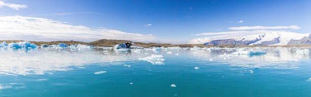乔库拉森冰川泻湖的夏季全景照片和漂浮的冰山图片下载