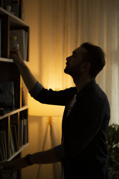 年轻人在家中休闲读书图片下载