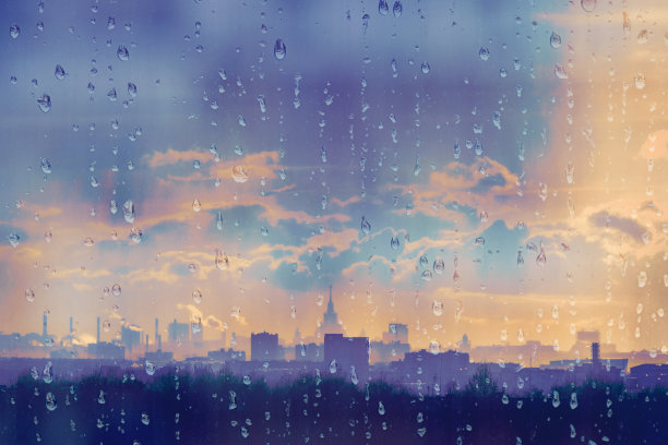 航拍的莫斯科城市景观与雨滴前景。俄罗斯。莫斯科的天际线。雨天的莫斯科风景。“n图片下载