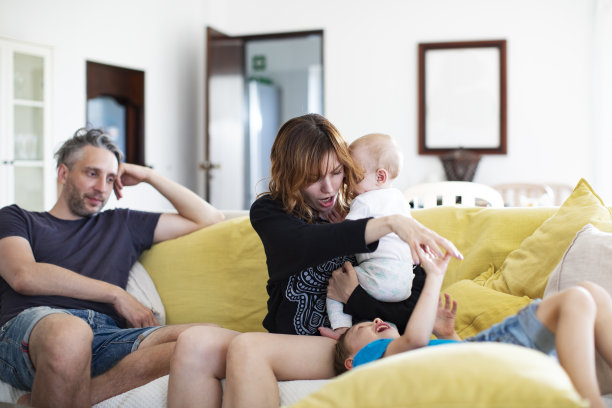 家人在隔离期间呆在家里图片下载