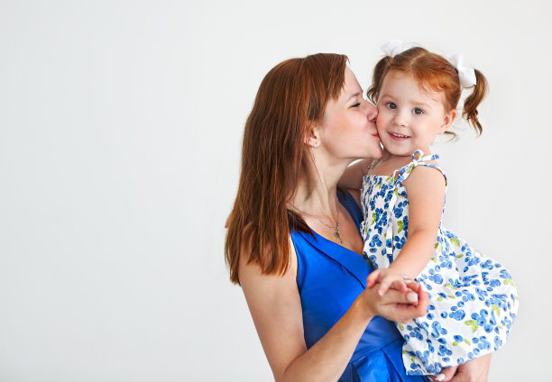 年轻的母亲和可爱的小女儿图片下载