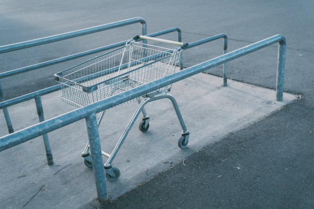 日落时分，有轨电车停在停车场上。图片下载