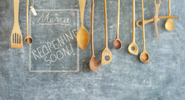 餐厅展示，在电晕封锁后宣布重新开业，烹饪，烹饪概念在黑板上。良好的副本空间图片下载