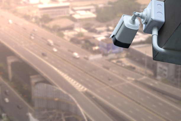 在高速公路上运行的监控摄像系统图片下载