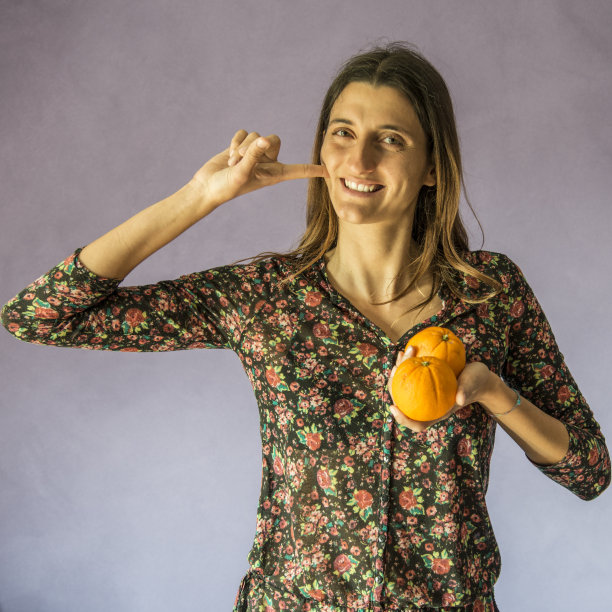 年轻女子以新鲜食物为健康饮食图片下载