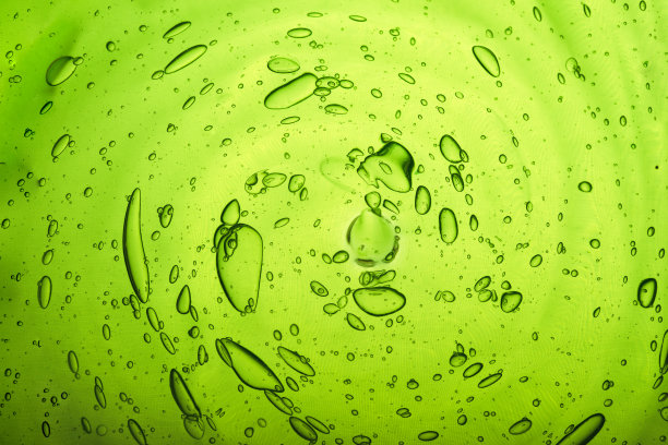 芦荟化妆品凝胶。凝胶质地与气泡在孤立的白色背景。天然化妆品的概念。特写、宏图片下载