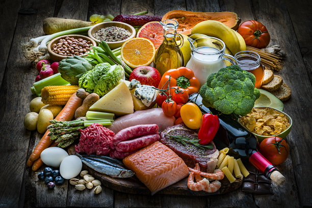 食物金字塔:各类食物种类繁多;蛋白质，碳水化合物和纤维图片下载