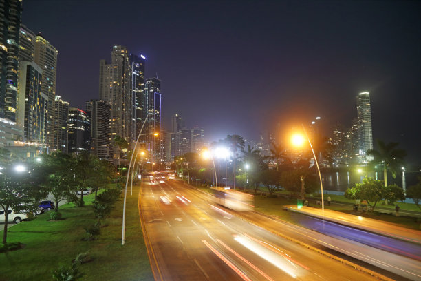 夜景下繁忙的街道和建筑塔图片下载