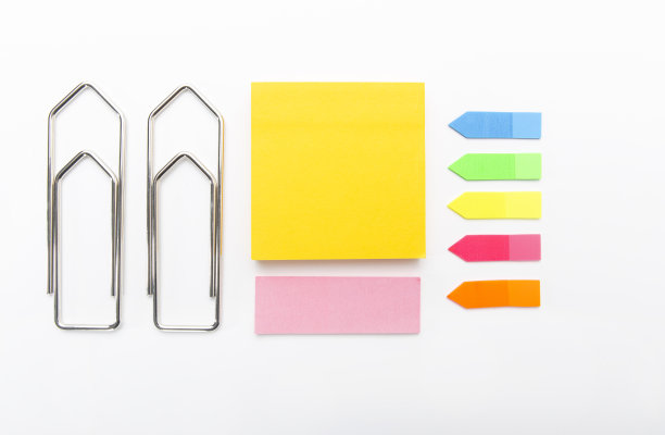 白色背景上带有不干胶注释的回形针图片下载