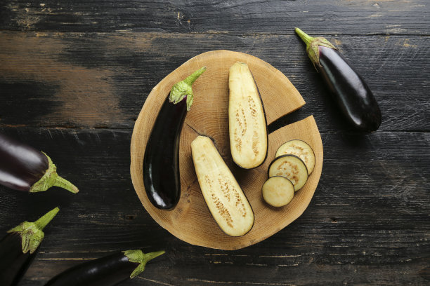 未煮过的蔬菜洗干净。生茄子俯视图。图片下载