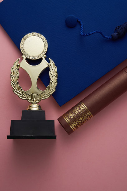 学位帽和金杯图片下载