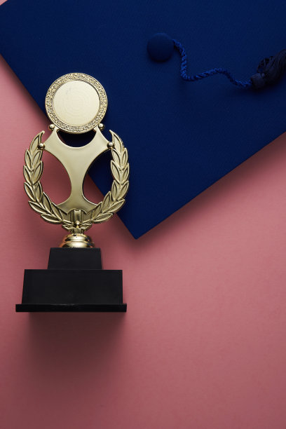 学位帽和金杯图片下载