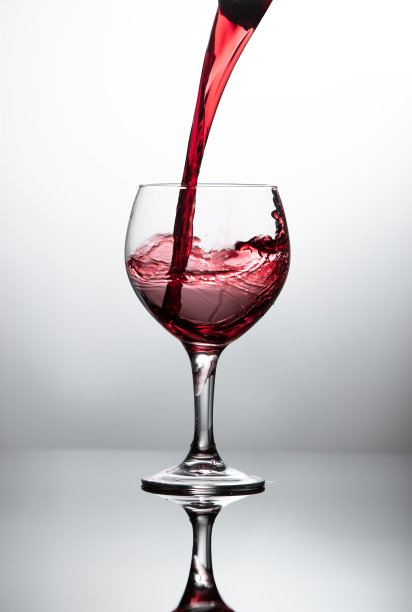 红酒倒入玻璃杯图片下载