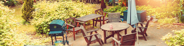 木质庭院家具在后院户外图片下载