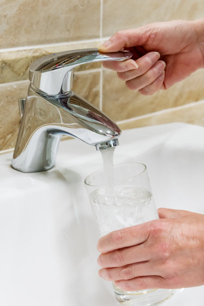 一杯水从水龙头里流出来素材图片