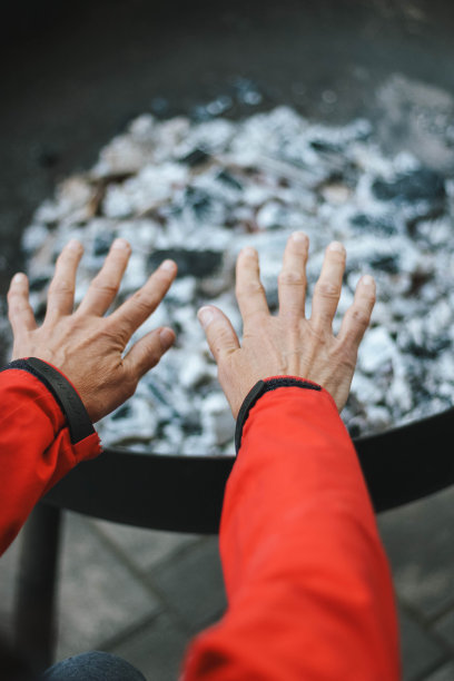 在壁炉上暖手图片下载