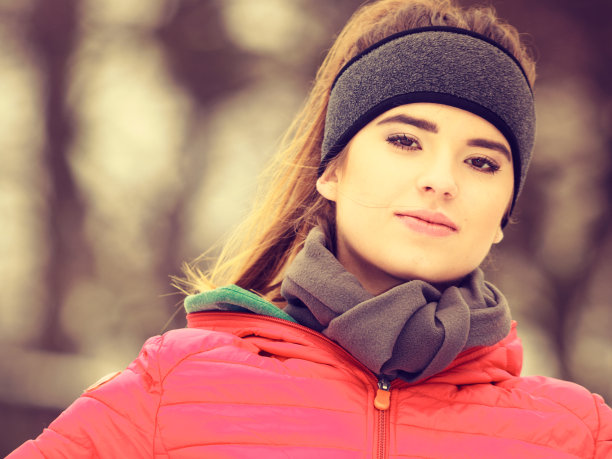 女人穿着暖和的运动服在运动前做准备图片下载