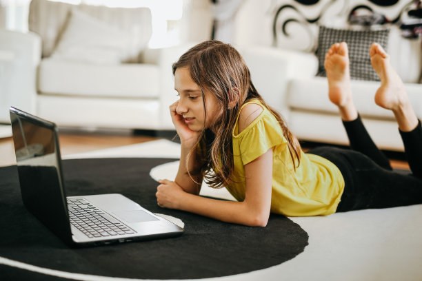 在隔离区看电脑的女孩图片下载