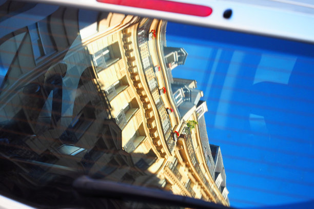 巴黎的建筑反映在汽车玻璃上，旅游的概念图片下载